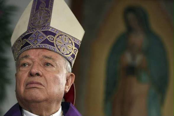 Cardenal Juan Sandoval Íñiguez ante la imagen de Nuestra Señora de Guadalupe